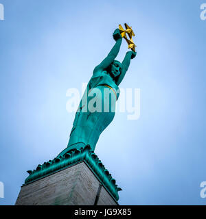 RIGA, Lettonia - circa giugno 2014: dettaglio della scultura del Monumento alla libertà di Riga. Foto Stock