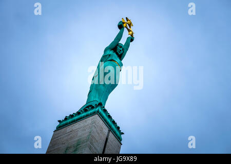 RIGA, Lettonia - circa giugno 2014: dettaglio della scultura del Monumento alla libertà di Riga. Foto Stock