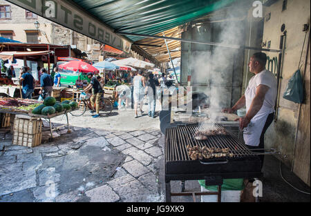 Cucina di strada fornitore nel mercato Ballaro nel quartiere Albergheria della centrale di Palermo, Sicilia, Italia. Foto Stock