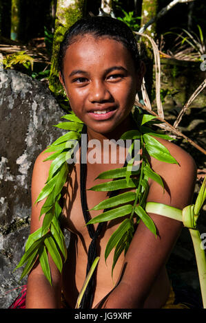 Giovane ragazza in fiore abito, Isola di Yap, Stati Federati di Micronesia Foto Stock