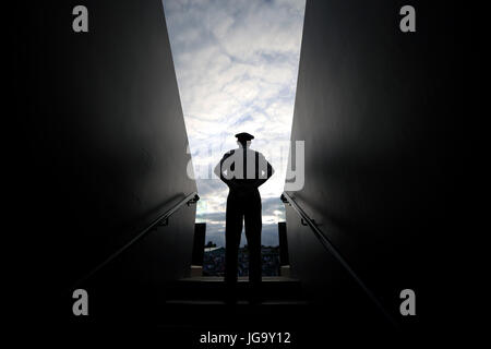 Un membro delle forze armate guardie un ingresso a corte il giorno due dei campionati di Wimbledon al All England Lawn Tennis e Croquet Club, Wimbledon. Foto Stock