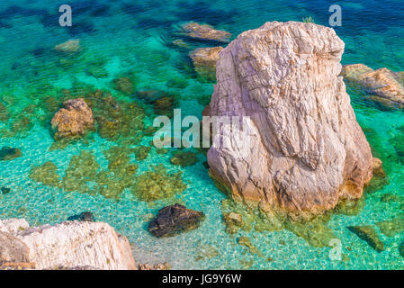 Colori sorprendenti di acqua in isola d'Elba, Italia. Foto Stock