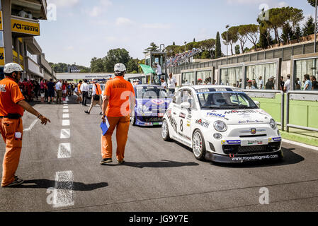 Trofeo Abarth Selenia, vetture in pit lane in attesa di bandiera verde, marshal e di persone in fossa Foto Stock