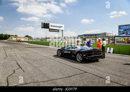 Vallelunga, Roma, Italia. Il 25 giugno 2017. Lamborghini Huracan safety car pronto per racing start su asfalto rettilineo di partenza traguardo di via Foto Stock