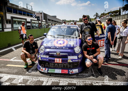 Trofeo Abarth Selenia, Fiat 500 vetture sulla griglia di partenza con le persone intorno in pole position la linea Foto Stock