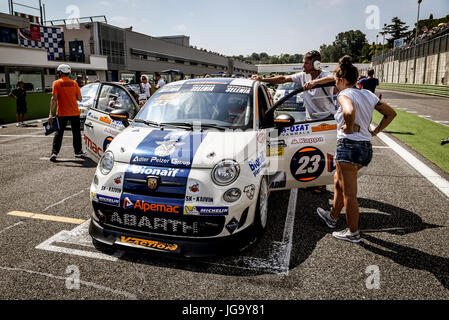 Trofeo Abarth Selenia, Fiat 500 vetture sulla griglia di partenza posizione con persone intorno in attesa del segnale di avviamento Foto Stock