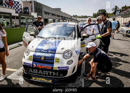 Trofeo Abarth Selenia, Fiat 500 vetture sulla griglia di partenza posizione con persone intorno in attesa del segnale di avviamento Foto Stock