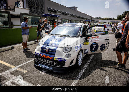 Trofeo Abarth Selenia, Fiat 500 vetture sulla griglia di partenza posizione con persone intorno in attesa del segnale di avviamento Foto Stock