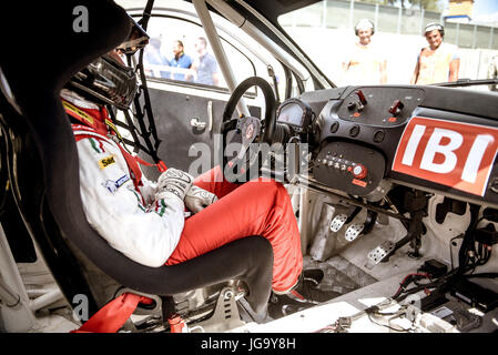 Trofeo Abarth Selenia, Fiat 500 auto sulla griglia di partenza con autista in attesa di bandiera verde, auto interno un pozzetto Foto Stock