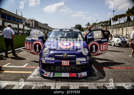 Trofeo Abarth Selenia, Fiat 500 vetture sulla griglia di partenza con le persone intorno in pole position la linea Foto Stock