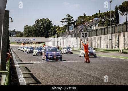 Trofeo Abarth Selenia, Fiat 500 vetture sulla griglia di partenza prima del giro di formazione, il maresciallo con 30 secondi etichetta Foto Stock