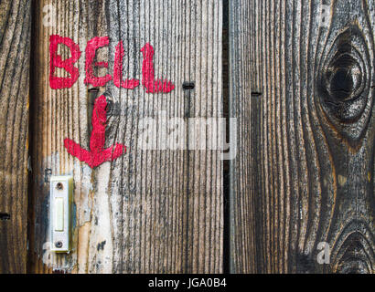 Fatte a mano rossa 'bell' segno di puntamento del campanello sulla parete in legno Foto Stock