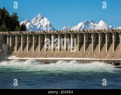 Il lago Jackson Diga di acqua che scorre rapidamente al fine di svuotare il lago è alimentato dal fiume Snake Foto Stock