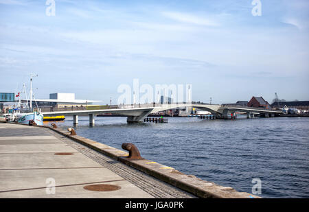 Copenhagen, Danimarca - 31 Marzo 2017: vista del ponte Inderhavnsbroen a Copenaghen - Danimarca Foto Stock