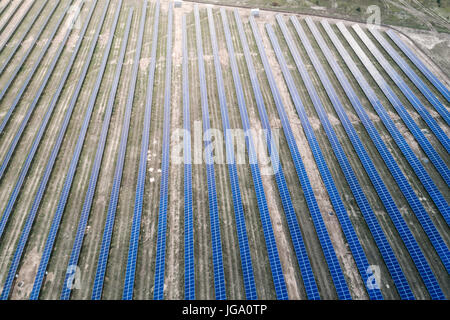 Pannelli solari collocati su un prato di campagna. Foto Stock