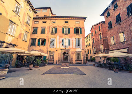 Ristoranti su strade storiche di Lucca,Toscana,l'Italia. Foto Stock