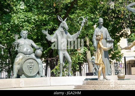 I bambini sono le vittime delle morse per adulti, una serie di sculture di Mihail Chemiakin in Piazza Bolotnaya, Balchug, Mosca, Russia Foto Stock