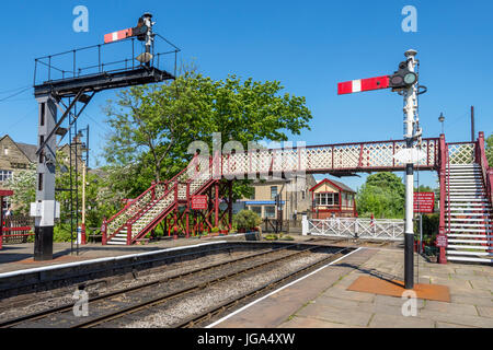 Segnali, passerella e passaggio a livello gate a Ramsbottom stazione, sulla East Lancashire Railway, vicino a Bury, Greater Manchester, Regno Unito. Foto Stock