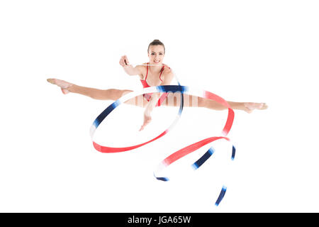 Giovane donna ginnasta ritmica del salto con la corda colorata e guardando la fotocamera Foto Stock