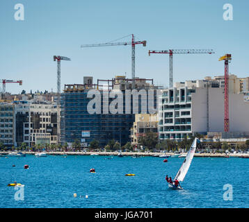 Cinque gru per edilizia stand presso il Waterside lungomare di Sliema / Malta. Foto Stock