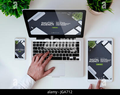 Ufficio piano portapaziente con il tablet e smartphone e laptop mostra cool sensibile digitale sito web agency Foto Stock