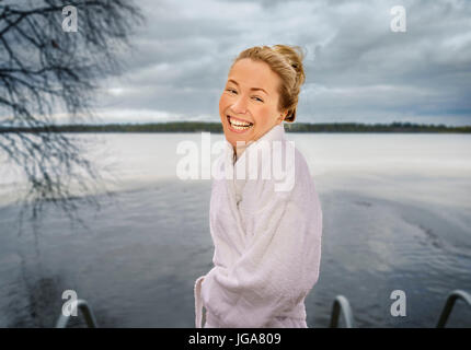 Donna piscina invernale, Lapponia, Finlandia Foto Stock