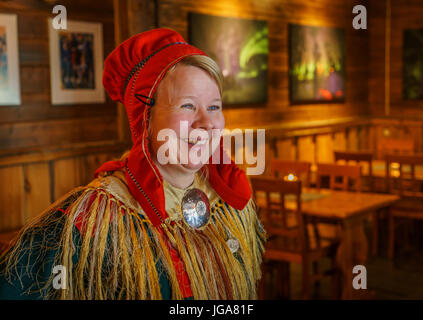 La donna nel tradizionale costume Sami, Lapponia, Finlandia Foto Stock