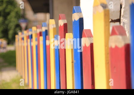 Recinzione di colore come matite oltre la casa. Foto Stock