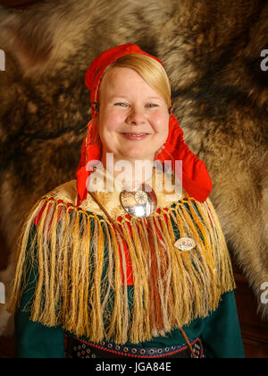 La donna nel tradizionale costume Sami, Lapponia, Finlandia Foto Stock