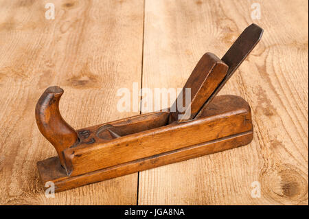 Falegname ruspa su tavole di legno Foto Stock