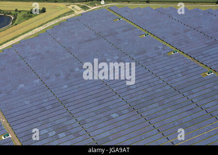 Vista aerea di un impianto fotovoltaico nel Cheshire, Regno Unito Foto Stock