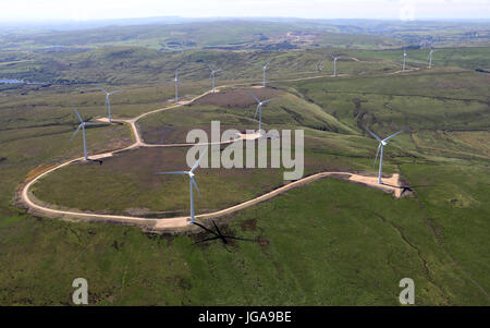 Vista aerea della fattoria eolica turbine sui Pennines, a nord est di Rochdale, Regno Unito Foto Stock