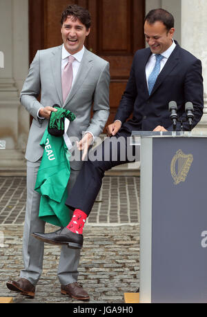 Taoiseach Leo Varadkar (a destra) mostra il suo canadese calze a tema durante una conferenza stampa con il primo ministro canadese Justin Trudeau a Farmleigh House di Dublino. Foto Stock