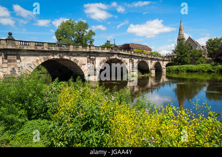 Inglese e il ponte sul fiume Severn a Shrewsbury, Shropshire. Foto Stock