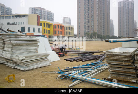 Angolo di ferro le barre da tagliare ed eretto in composito di supporto di pannelli di recinzione (impilati sul terreno) intorno al cantiere nei pressi di Han Lin Centro di quartiere. Suzhou, Foto Stock