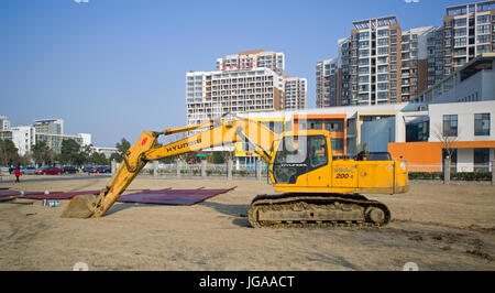 Escavatore parcheggiati in ex terreni agricoli prima di riconversione in parco pubblico. Nei pressi di Han Lin Centro di quartiere. Suzhou, Cina Foto Stock