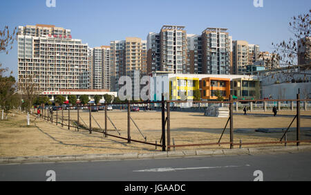 L'angolo di ferro pali da recinzione eretta intorno al cantiere nei pressi di Han Lin Centro di quartiere. Suzhou, Cina Foto Stock