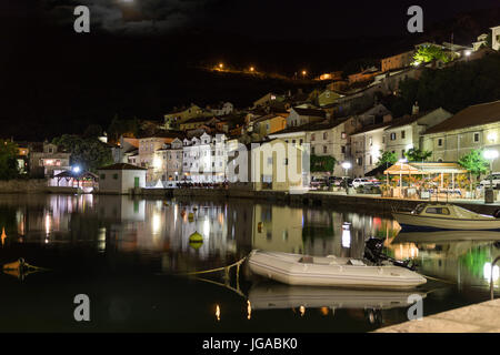 Bakar città in Croazia di notte Foto Stock