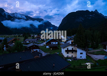 Gehrenspitze montagna che si affaccia Weidach in valle di Leutasch nelle Alpi, Tirolo, Austria Foto Stock