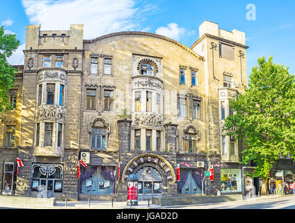 Tbilisi, Georgia - Giugno 2, 2016: il liberty edificio con rilievi e sculture sui balconi, situato in Rustaveli Avenue, il 2 giugno a Tbilisi. Foto Stock