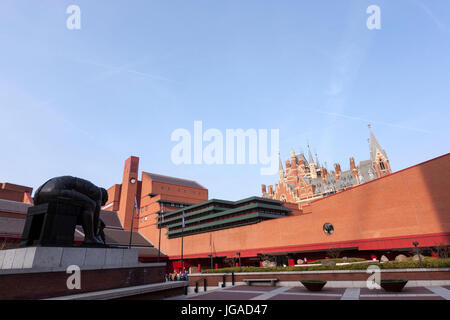 Al di fuori della British Library con Newton da William Blake scultura Eduardo Paolozzi , biblioteca nazionale del Regno Unito, Londra, Inghilterra Foto Stock