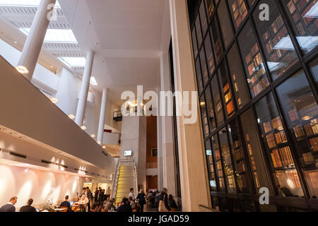 Scaffale della British Library, biblioteca nazionale del Regno Unito, Londra, Inghilterra Foto Stock