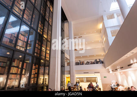 Scaffale della British Library, biblioteca nazionale del Regno Unito, Londra, Inghilterra Foto Stock