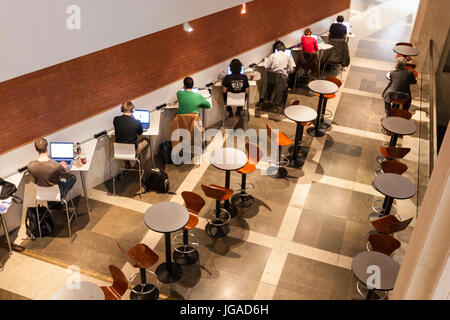 Lettori presso la British Library, biblioteca nazionale del Regno Unito, Londra, Inghilterra Foto Stock