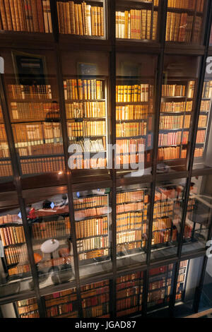 Scaffale della British Library, biblioteca nazionale del Regno Unito, Londra, Inghilterra Foto Stock