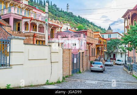 La passeggiata nel centro storico quartiere Abnotubani con una vista su classic case con balconi aperti, decorata con colonne in legno intagliato e dettagli, Tbilisi, Foto Stock