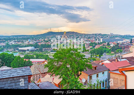 La Scenic tramonto Cielo sopra la città vecchia di Tbilisi con la cupola dorata della Cattedrale di Sameba sulla distanza, Georgia. Foto Stock