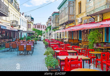 TBILISI, GEORGIA - Giugno 5, 2016: l'accogliente bar e ristoranti lungo il Erekle II street in Kalaubani (Kala distretto), il posto migliore per rilassarsi e ta Foto Stock