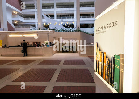 Visitor Information Desk presso la British Library, biblioteca nazionale del Regno Unito, Londra, Inghilterra Foto Stock