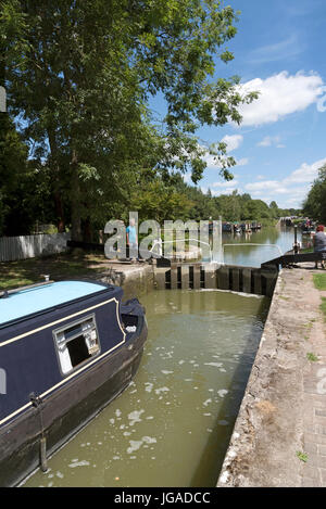 Canalboat passando attraverso una serratura sulla sommità della collina di Caen Volo di serrature a Devizes Wiltshire, Inghilterra REGNO UNITO Foto Stock